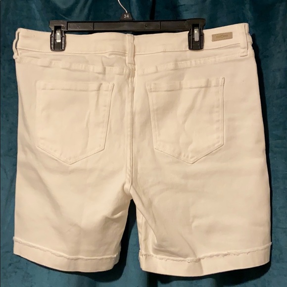 Women’s new white denim shorts. - Picture 3 of 6